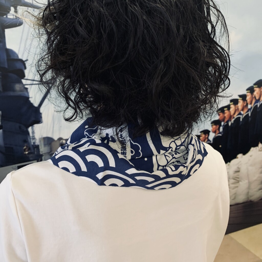 海上護衛警備隊の手ぬぐいを首に巻いている