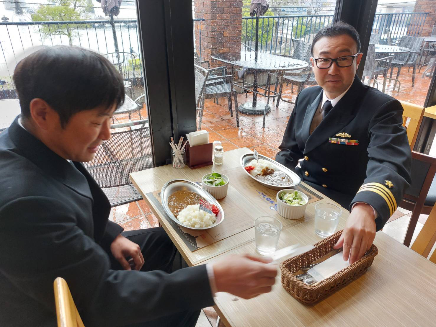 港町珈琲店|潜水艦を眺めながら楽しむ“くろしおカレー”