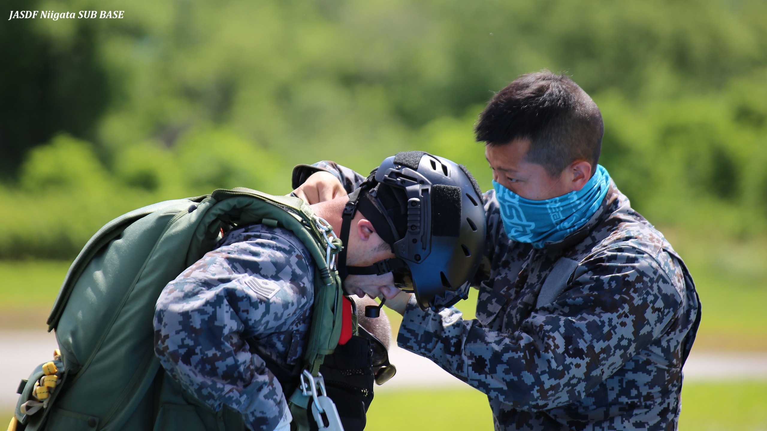 航空自衛隊 新潟分屯基地公式ツイッターパラシュート降下訓練