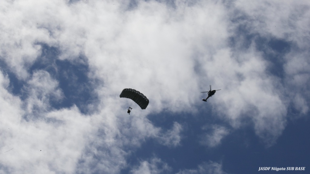 航空自衛隊 新潟分屯基地公式ツイッターパラシュート降下訓練2