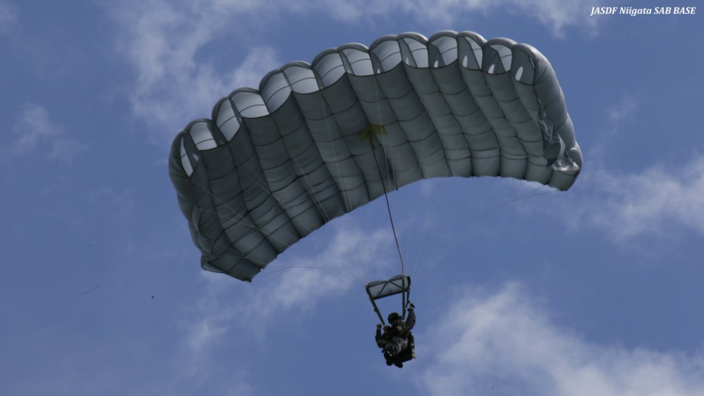 航空自衛隊 新潟分屯基地公式ツイッターパラシュート降下訓練3