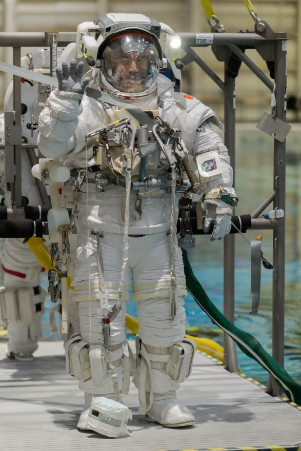©JAXA船外活動（EVA）訓練を行う油井宇宙飛行士